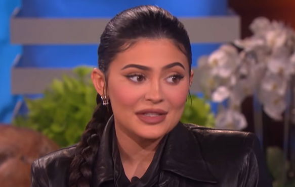 kylie-jenner-did-not-look-happy-while-posing-for-a-photo-with-a-producer-kylie-cosmetics-mogul-reportedly-accused-of-having-a-bad-attitude