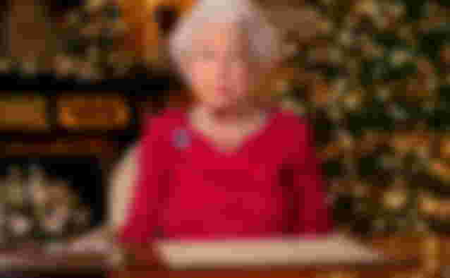 queen-elizabeth-shock-buckingham-palace-reportedly-missed-a-powerful-opportunity-by-not-releasing-monarchs-photo-with-lilibet-royal-commentator-claims