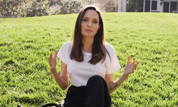 angelina-jolie-allegedly-wasnt-dumped-by-the-weeknd-jonny-lee-miller-before-she-finally-asked-salma-hayek-to-help-her-find-love