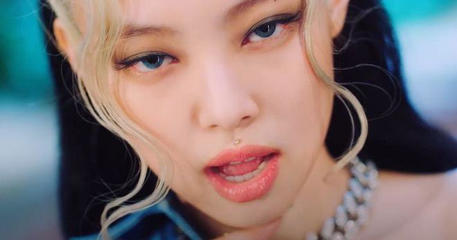 blackpink-jennie-debuts-new-shocking-hair-color-style-seemingly-hints-at-upcoming-comeback