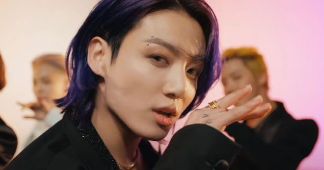 bts-jungkook-savors-vacation-by-having-boxing-session-with-trainer-and-fans-are-in-awe