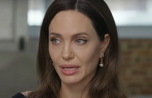 angelina-jolies-daughter-vivienne-jolie-pitt-resembles-dad-brad-pitt-sister-shiloh-in-latest-photo-with-dear-evan-hansen-cast-members