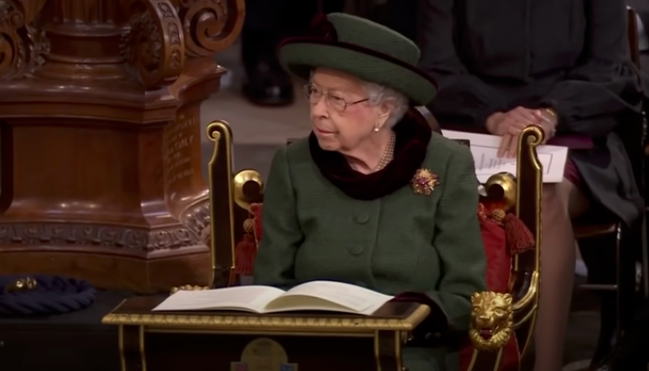 queen-elizabeth-shock-prince-charles-mother-insisted-prince-andrew-escort-her-at-prince-philips-memorial-service-netizens-furious
