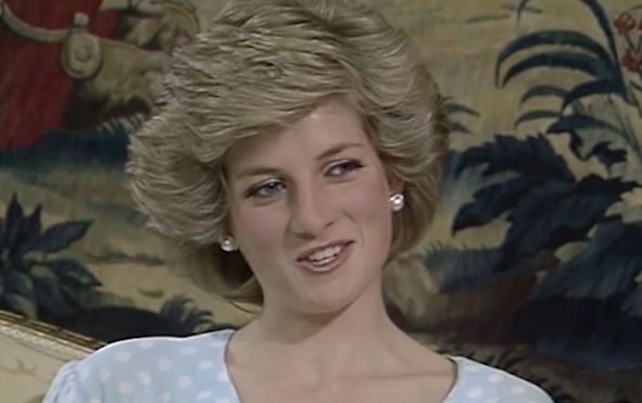 princess-diana-shock-prince-charles-wife-reportedly-employed-a-clever-technique-using-her-clutch-bag-protected-her-from-the-paparazzi