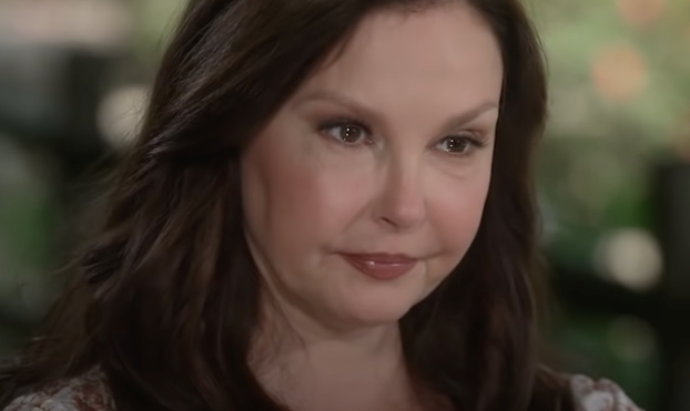 ashley-judd-a-suspect-in-naomi-judd-death-wynonnas-sister-reveals-how-authorities-approached-her-after-discovering-her-moms-body