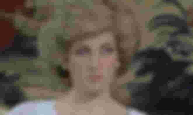 princess-diana-shock-prince-charles-wife-reportedly-employed-a-clever-technique-using-her-clutch-bag-protected-her-from-the-paparazzi