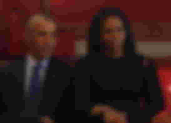 malia-obama-shock-barack-obamas-daughter-smokes-during-work-break-former-first-daughter-photographed-with-vape