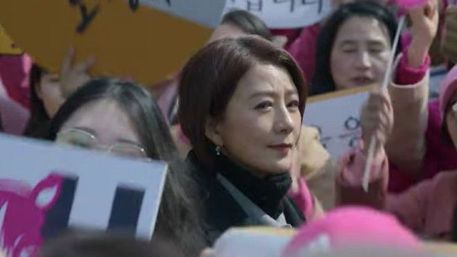 Kim Hee Ae as Hwang Do Hee in Queenmaker