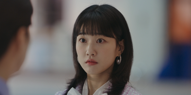 Cho won looking at Do yun