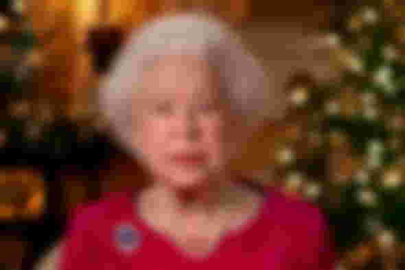 what-happens-to-queen-elizabeths-jewelry-collection-after-her-death