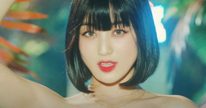 twice-jihyos-sister-turns-peoples-heads-for-looking-like-nayeon