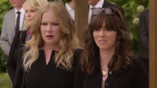 Christina Applegate as Jen Harding, Linda Cardellini as Judy Hale in dead to me