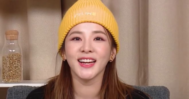 sandara-park-supports-2ne1-bandmate-park-boms-new-song