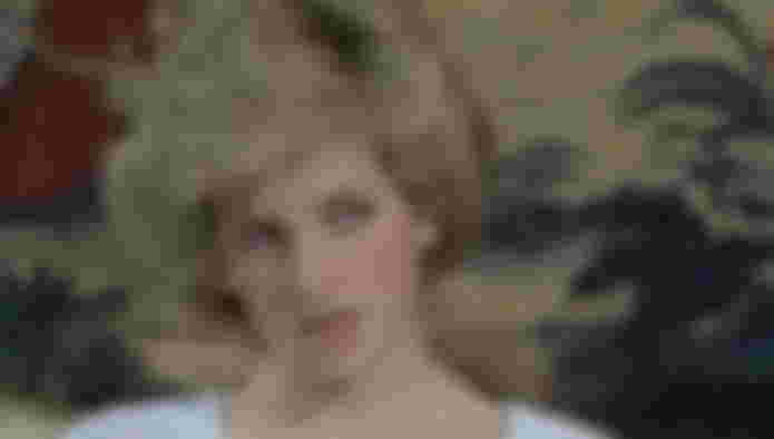princess-diana-shock-prince-charles-wife-reportedly-employed-a-clever-technique-using-her-clutch-bag-protected-her-from-the-paparazzi