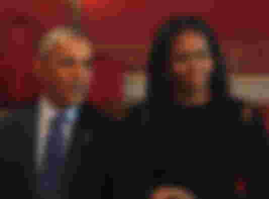 malia-obama-shock-barack-obamas-daughter-smokes-during-work-break-former-first-daughter-photographed-with-vape