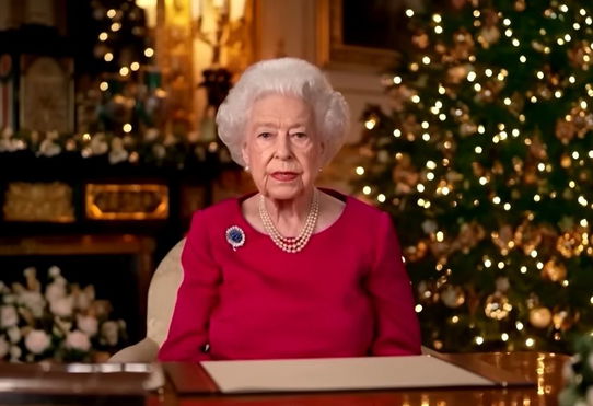 what-happens-to-queen-elizabeths-jewelry-collection-after-her-death