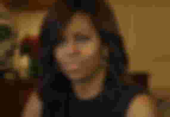 malia-obama-shock-barack-obamas-daughter-smokes-during-work-break-former-first-daughter-photographed-with-vape