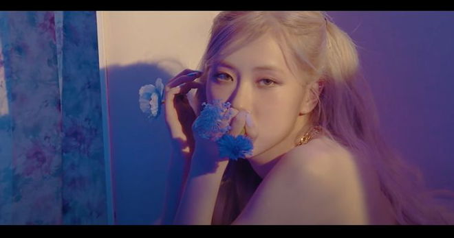 blackpink-ros-sparks-buzz-after-holding-model-park-tae-mins-hand-in-new-tiffany-co-ad