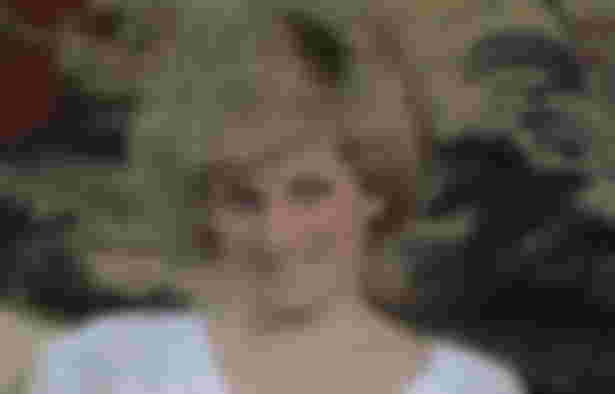 princess-diana-shock-prince-charles-wife-reportedly-employed-a-clever-technique-using-her-clutch-bag-protected-her-from-the-paparazzi