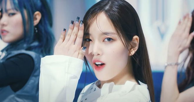 weeekly-breaks-own-1st-week-album-sales-record-with-new-release-play-game-awake