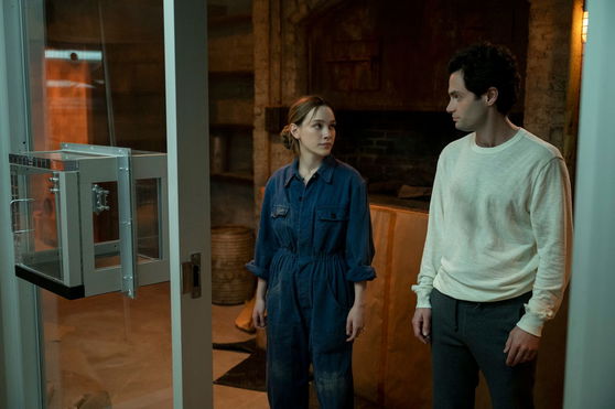 Victoria Pedretti as Love Quinn, Penn Badgley as Joe Goldberg in You Season 3