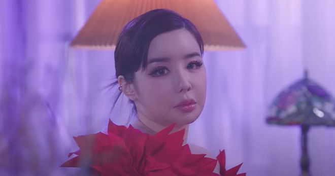 park-boms-appearance-worried-fans-2ne1-member-shocks-fans-during-a-recent-concert