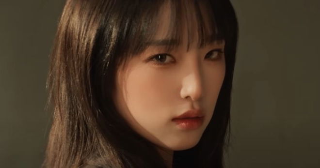 choi-ye-na-shares-sneak-peek-of-official-light-stick