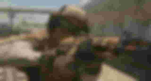 Warzone 2 player aiming down sights