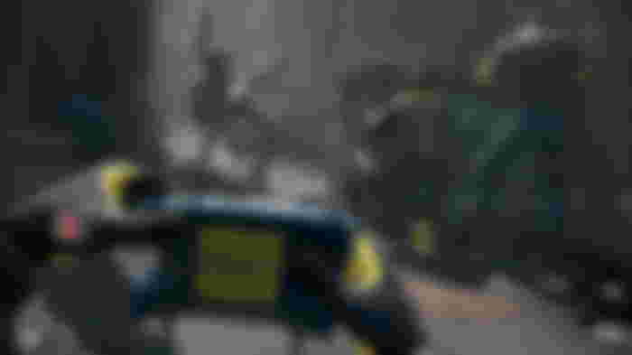 An Operator holds an Arc Mine while facing a Bloater Archæan in Rainbow Six Extraction.