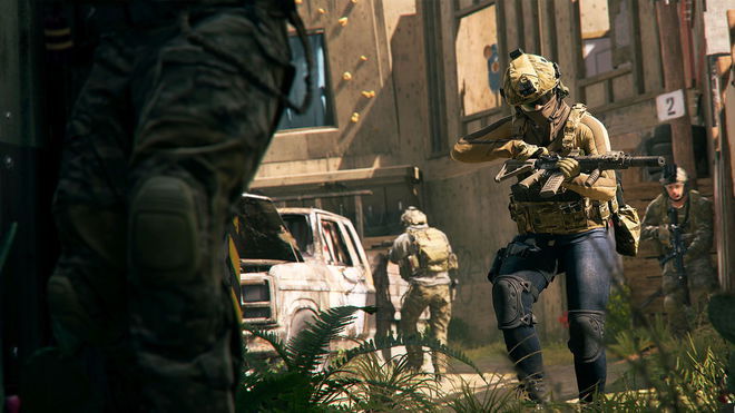 Modern Warfare 3 player inspecting weapon on Modern Warfare 2 2022 Shoot House map
