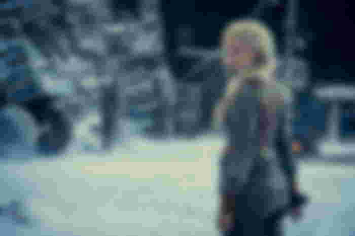 Ciri holds a dagger while in the snow.
