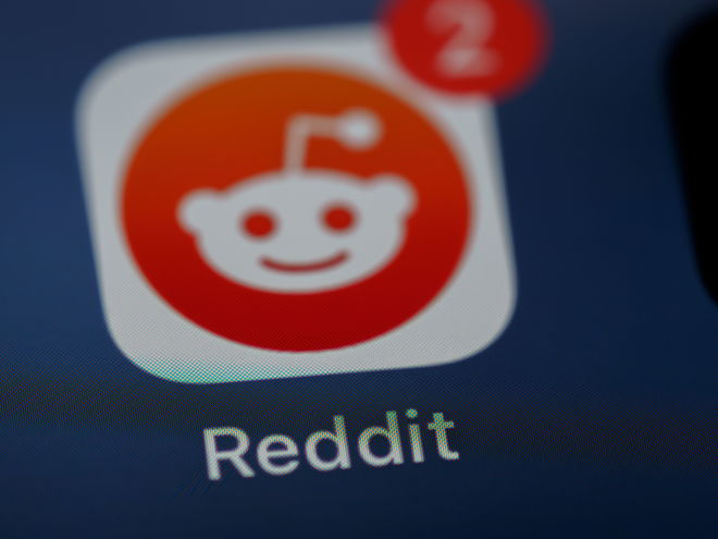 a reddit logo