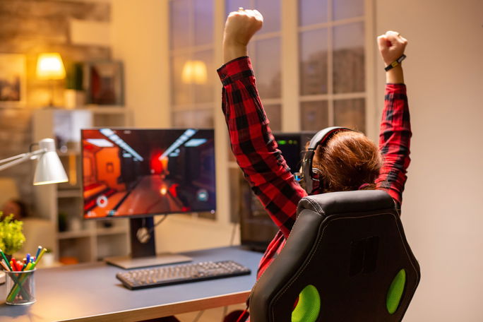 How Competitive Gamers Are Crossing Over to Online Poker: Insights from Rainbow Six Siege Esports