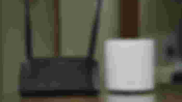 Traditional Wi-Fi router vs Modern Mesh Router
