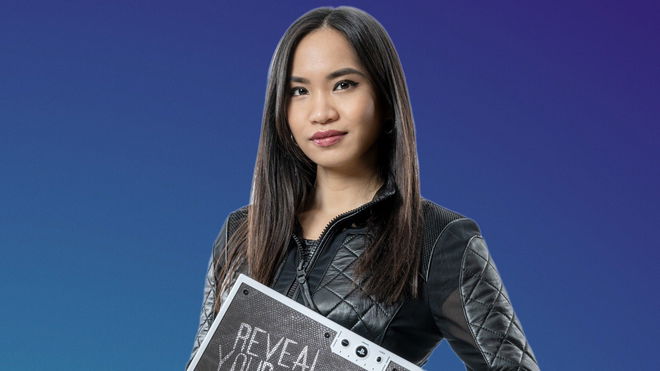 esports icon kayane holding nacon daija arcade stick