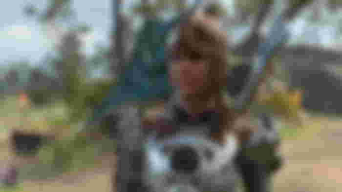 Baldur's Gate 3 review - Shadowheart talking to the player about serious topics while wearing a very stupid leather hat