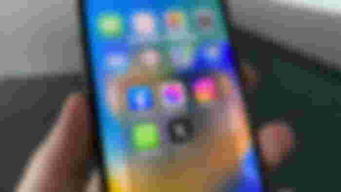 iPhone displays Social Media App-Icons