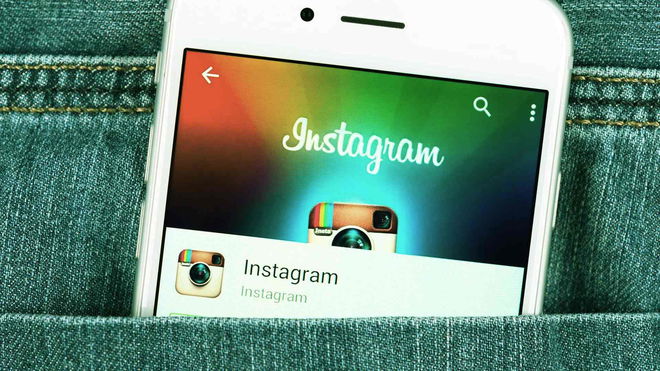 Instagram stories bigger - why is my Instagram zoomed in - picture of Instagram brand in smartphone