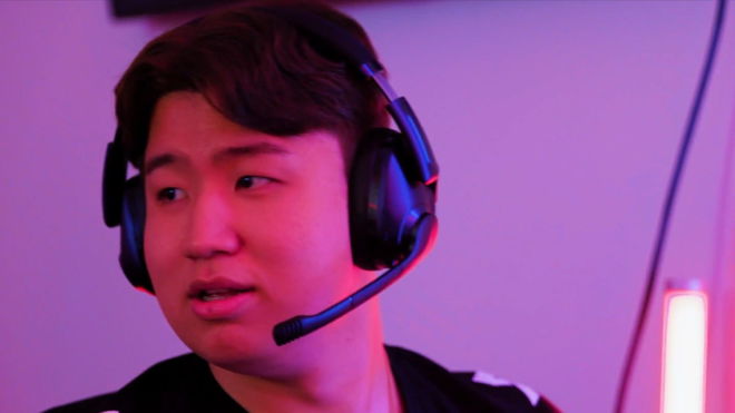 epos h3pro hybrid review esports player wearing the headphones