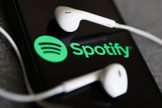 Spotify on Macbook - headphones on phone with Spotify