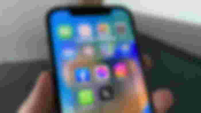 iPhone displays Social Media App-Icons