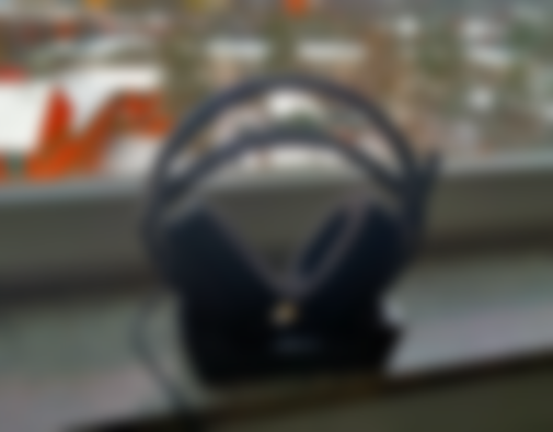 Rig 800 Pro HS review - the stand on a window ledge
