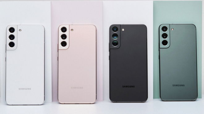 Various Samsung S22 models in different colours standing next to each other
