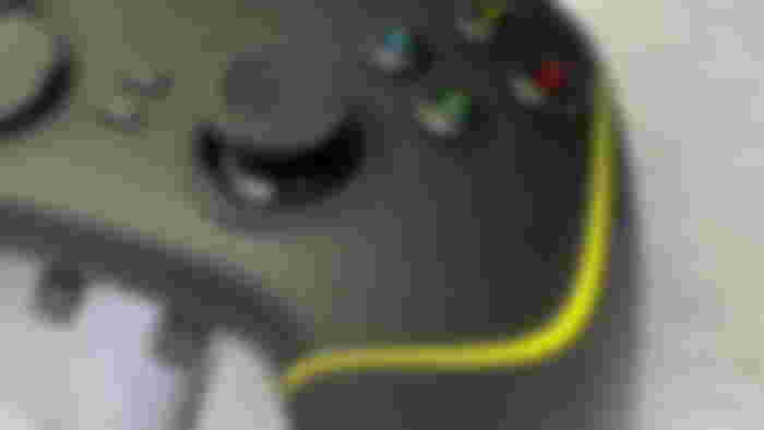 Yellow light on the Razer Wolverine V2 Chroma shining
