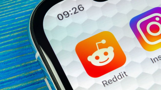 Reddit server error - An image of the Reddit app icon on iPhone