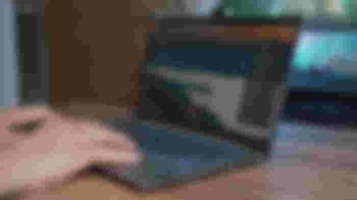 Image of someone choosing the resolution of a video on a black and silver laptop.