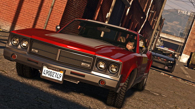 Best GTA V Steam Deck settings - An image of a red car and a police car chasing it
