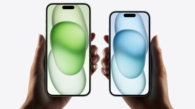 iPhone 15 and iPhone 15 Plus being held next to each other