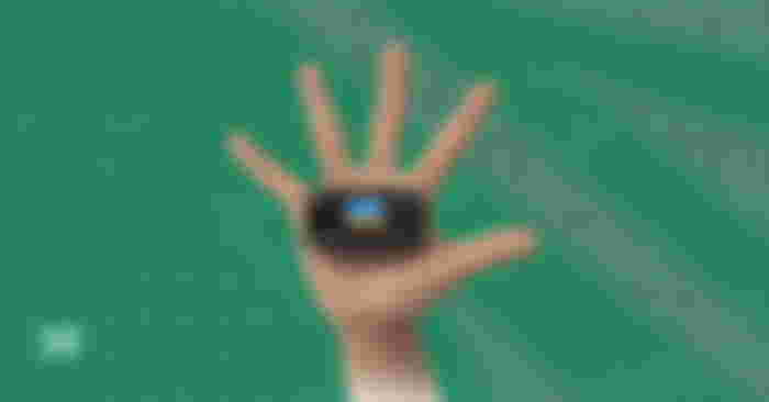 SEGA Game Gear Micro hand