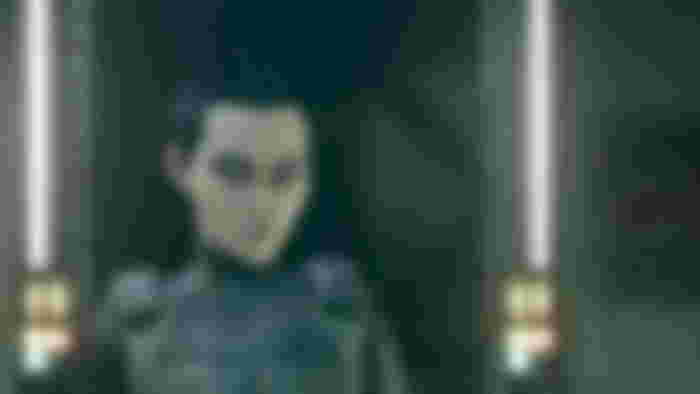 Dummer from The Expanse looking in a mirror